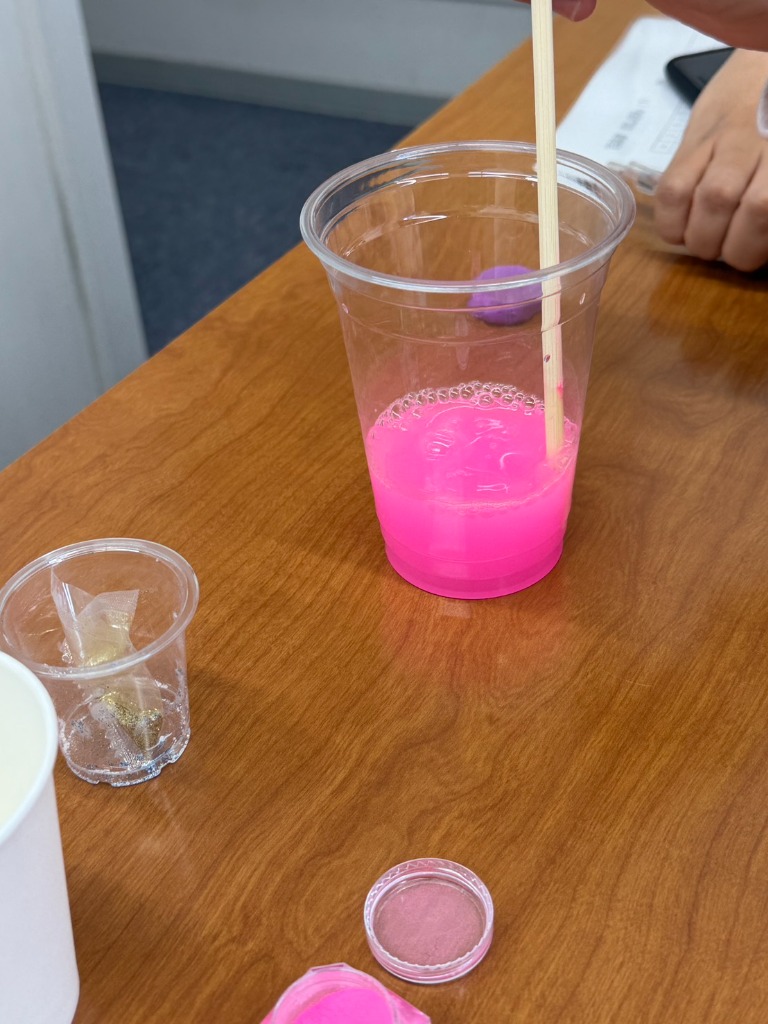蛍光ピンクと金ラメの実験スライム